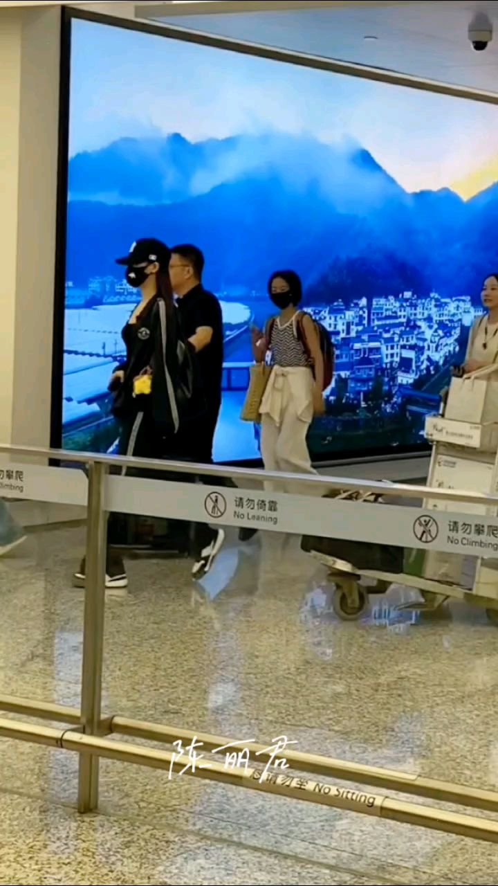 陈丽君出行路透,头戴鸭舌帽与口罩好低调,身材超好!