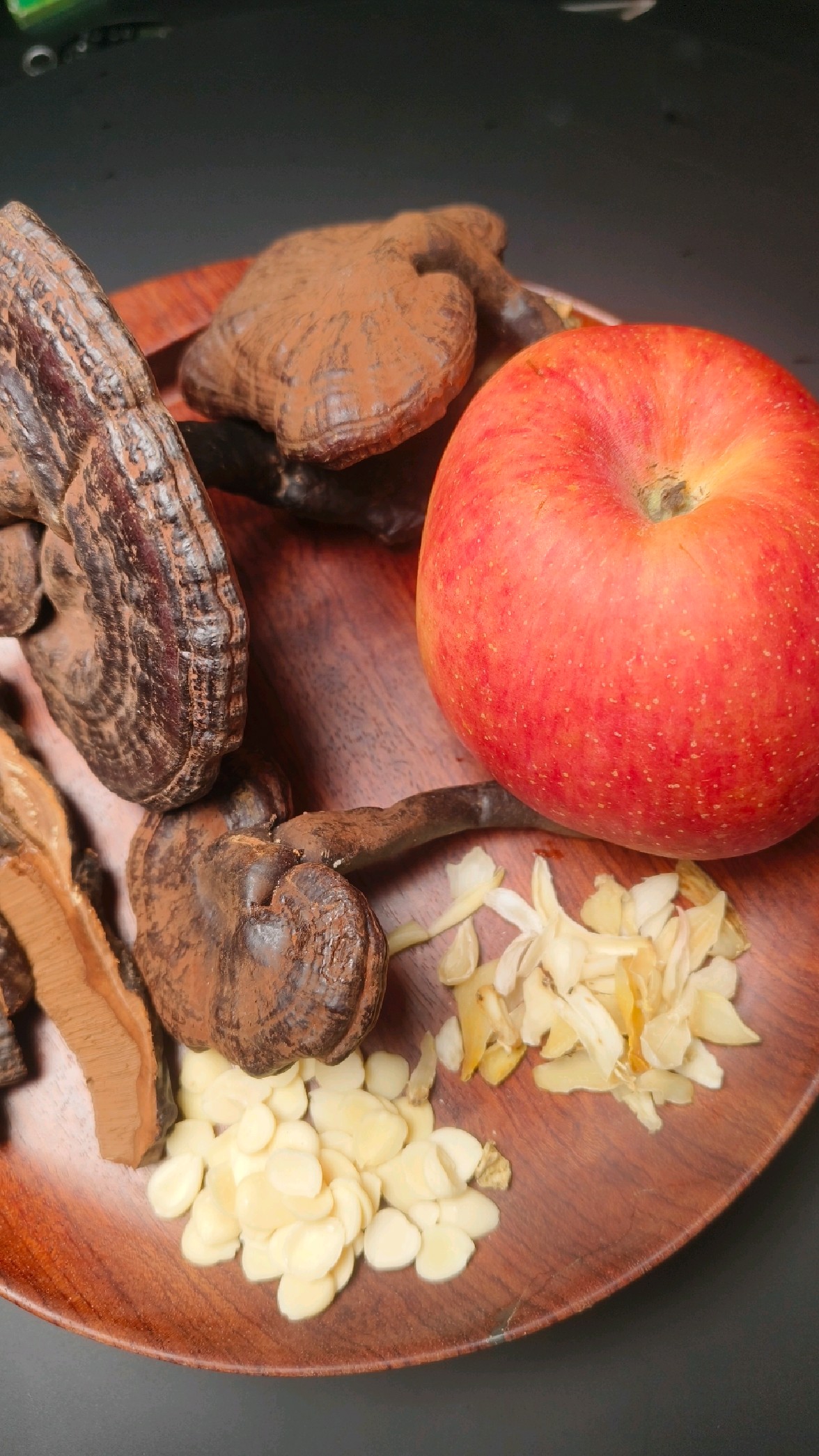 秋润汤:灵芝苹果配2味清心助眠润肺