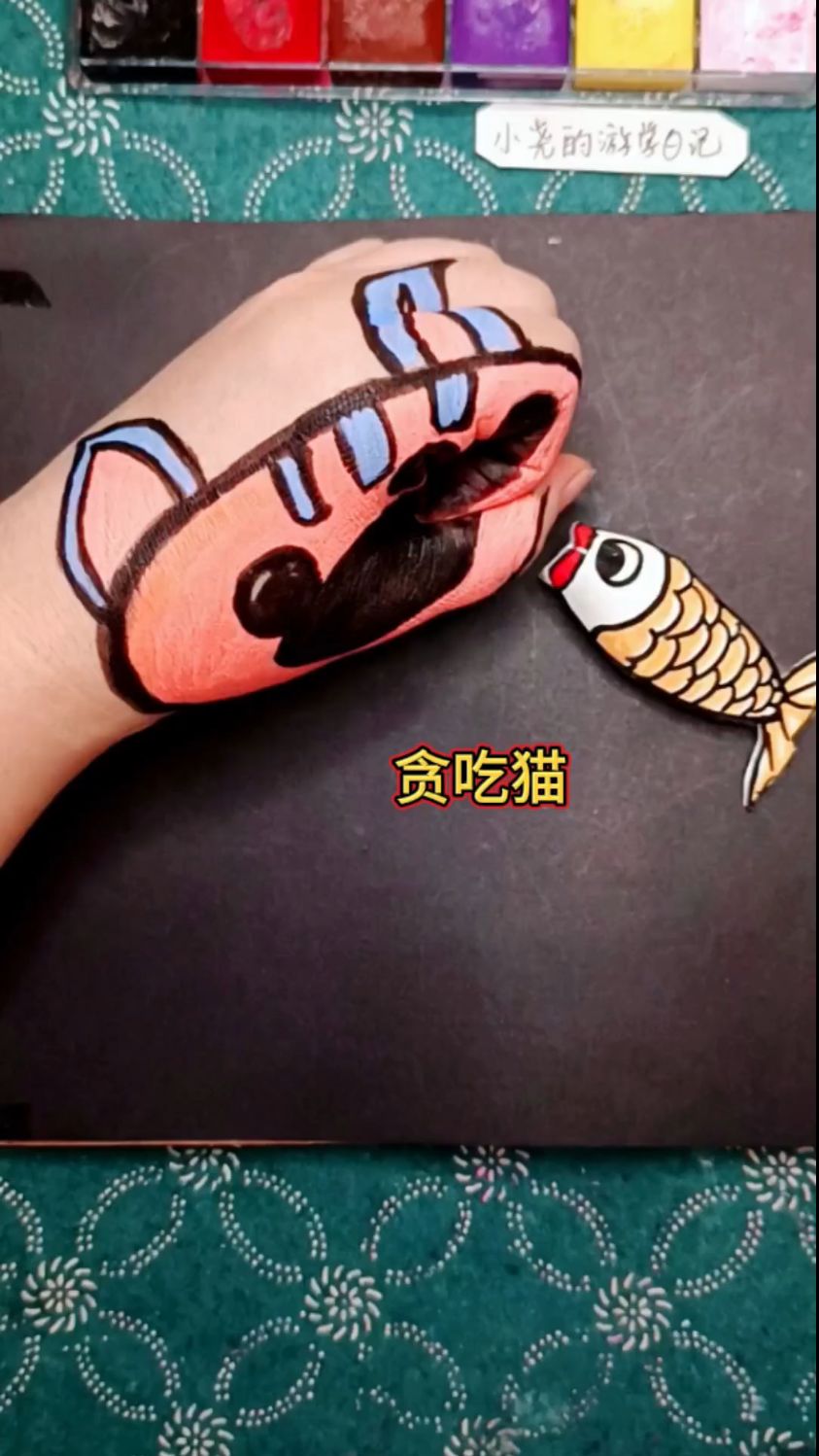 手掌上的贪吃猫爱吃鱼,吃饱还能吐出小鱼来