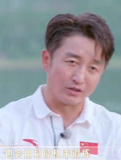 总台主持人、记者推荐的划龙舟运动,可以调动全身85%的肌肉群哟~