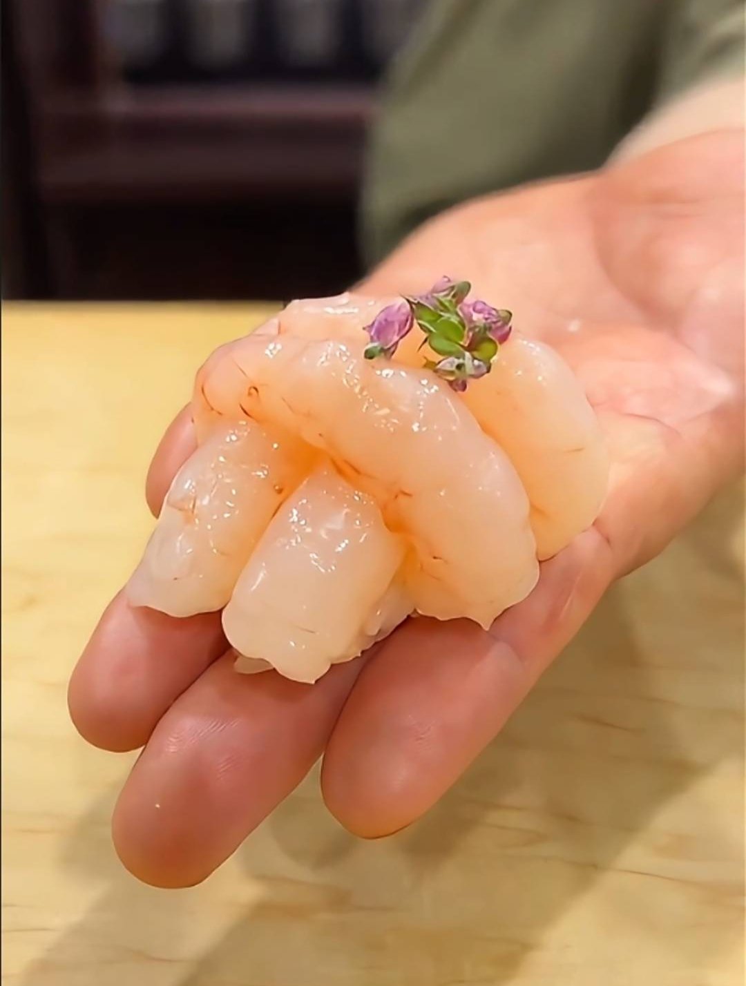 手握寿司新体验:鲜嫩多汁甜虾,每一口都是海洋的馈赠!