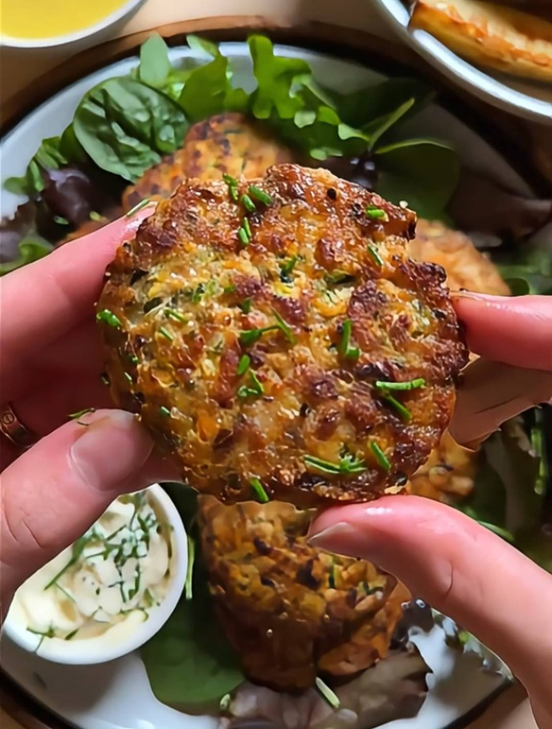 香醇滋味:鼠尾草煎肉饼,草本风情与肉香的完美融合!