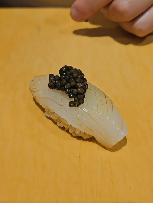 鱿鱼寿司新风尚!鱼子酱点缀的每一口,都是对味蕾的极致诱惑!