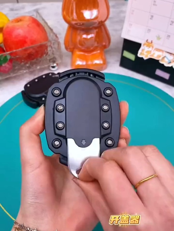 多功能用易拉罐开罐器,喝啤酒,饮料就很方便