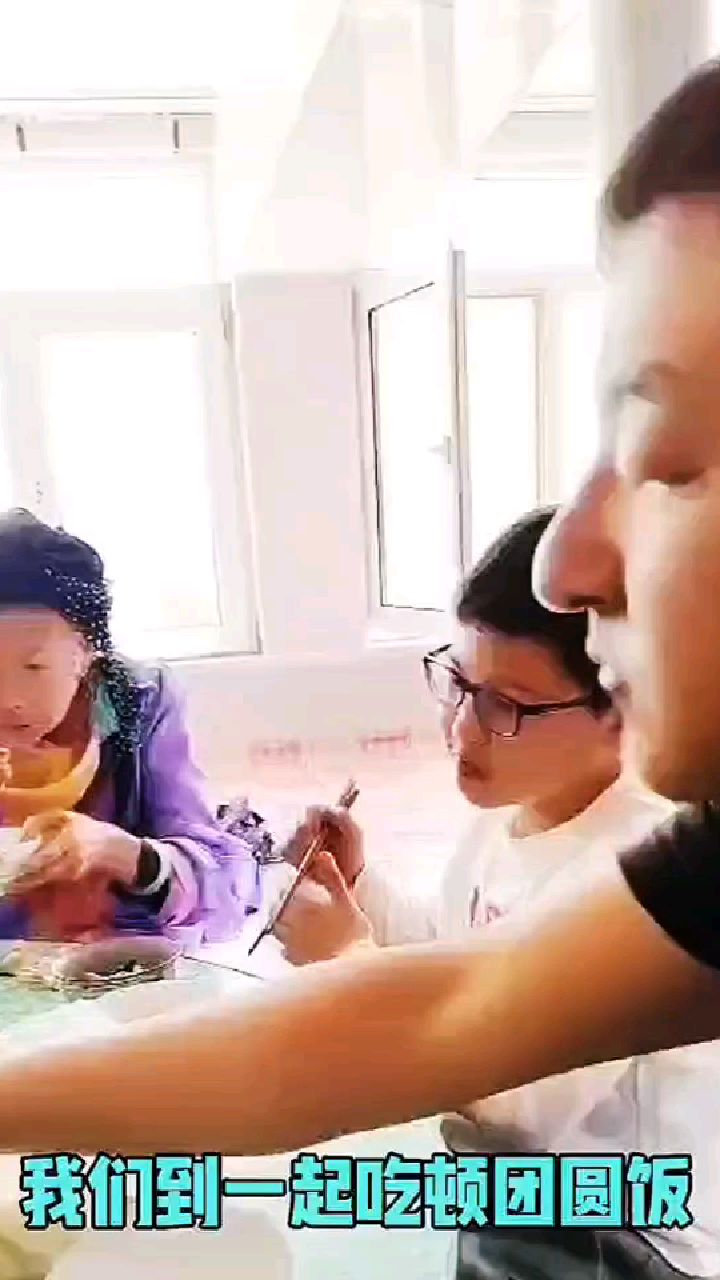 朋友聚餐吃着农家菜,是件十分高兴的事情