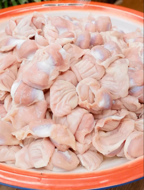 天气太热吃饭没胃口,就来点酸豆角鸡杂