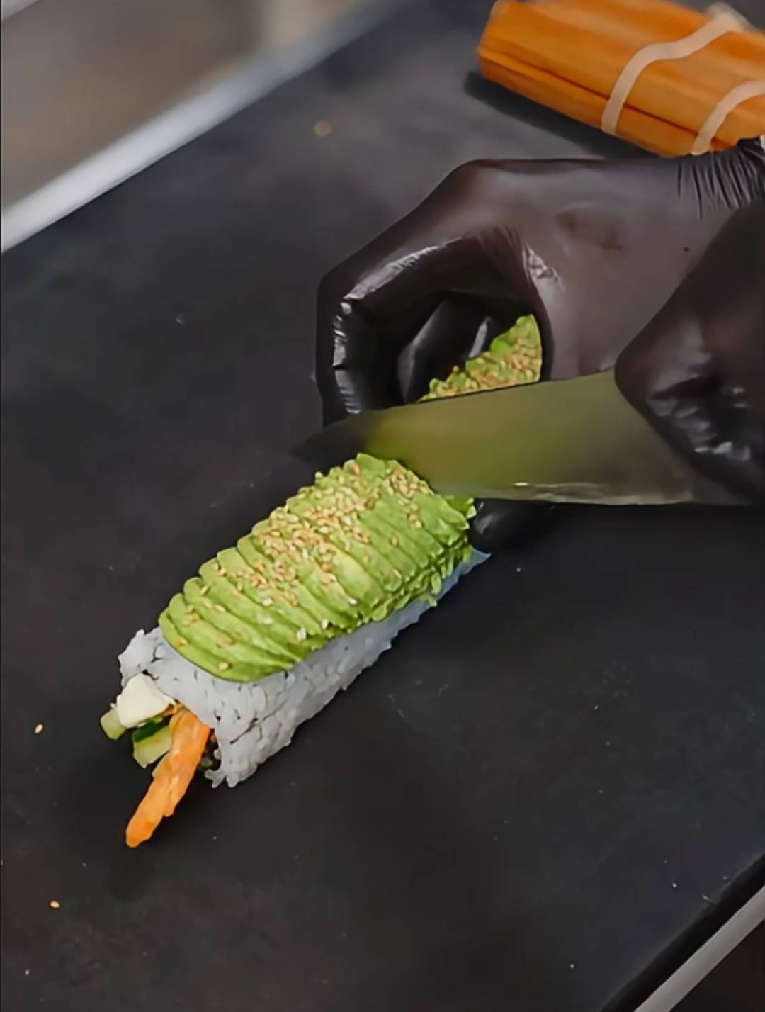 海鲜与炸物的绝美碰撞:天妇罗虾寿司卷,一口尽享双重美味!