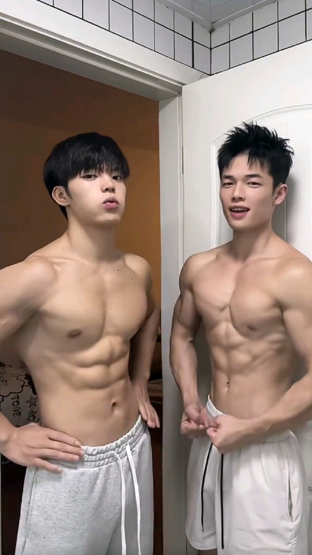 喜欢健身,爱臭美的帅气健美肌肉小哥,和室友一起健身才更有动力