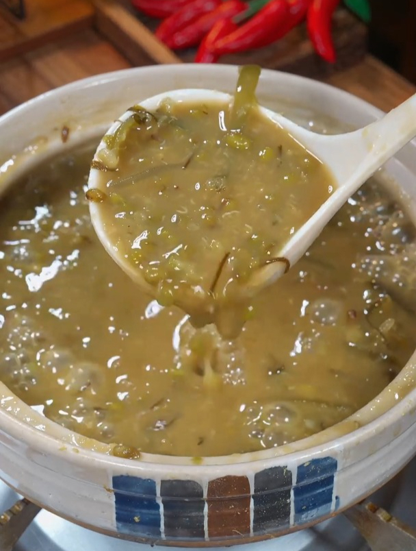 往绿豆汤里加海带,就是夏天里清爽又解暑的糖水,简单好喝