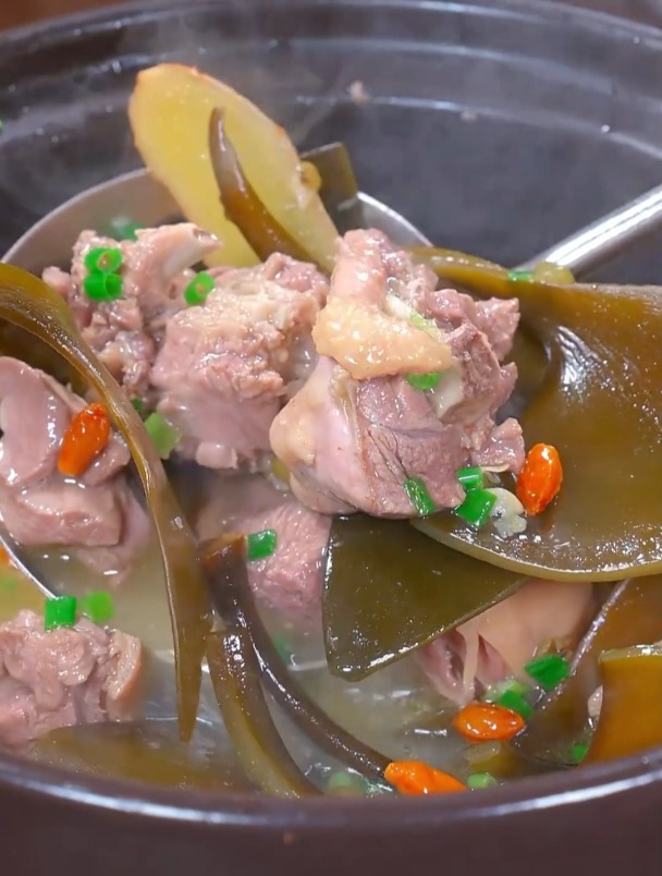 我们家常给孩子炖的海带头绿豆老鸭汤,汤鲜味美