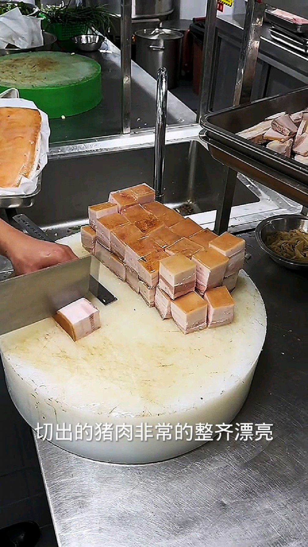 整齐划一的猪肉块是怎么切出来的
