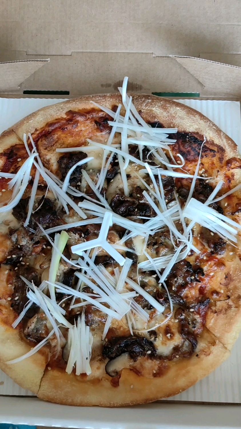 披萨直接外卖点到家,现在的外卖真的是很方便,足不出户吃啥有啥