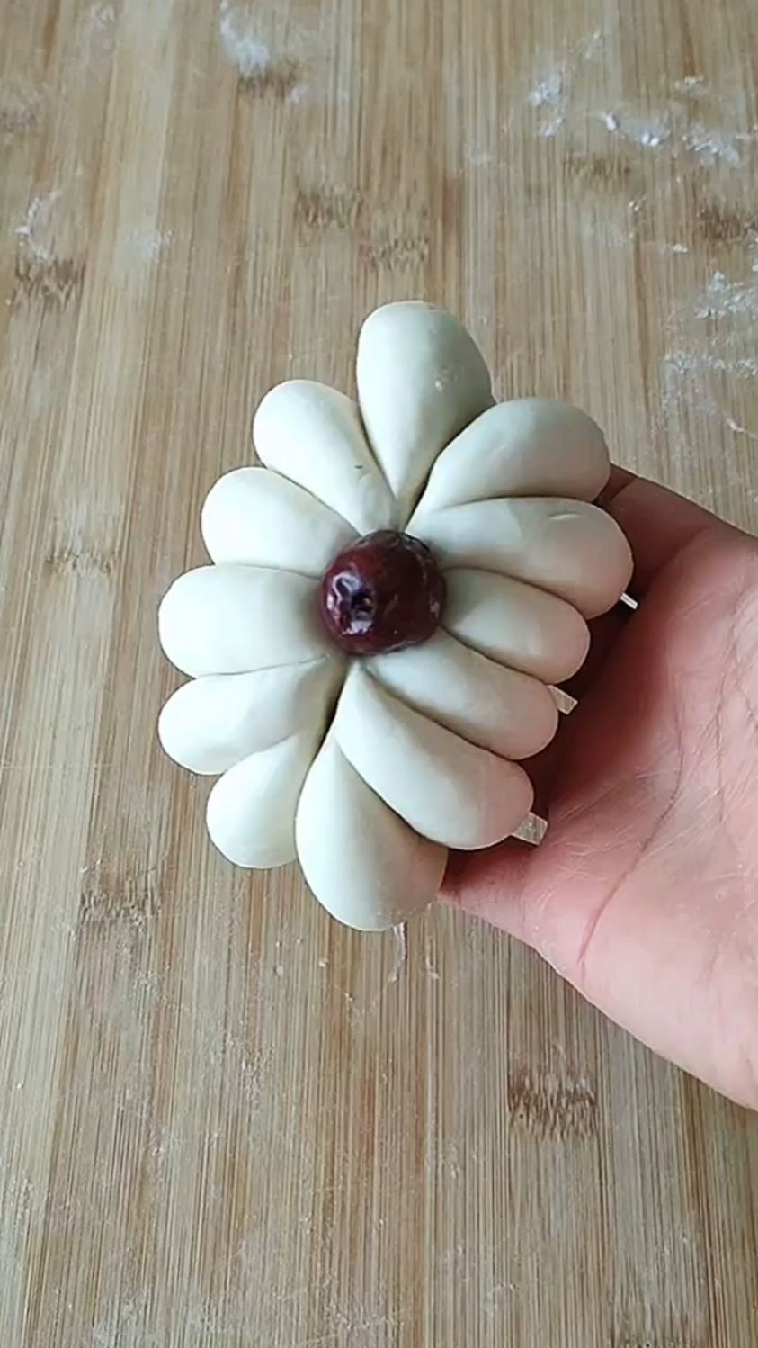 制作红枣花卷的方法。