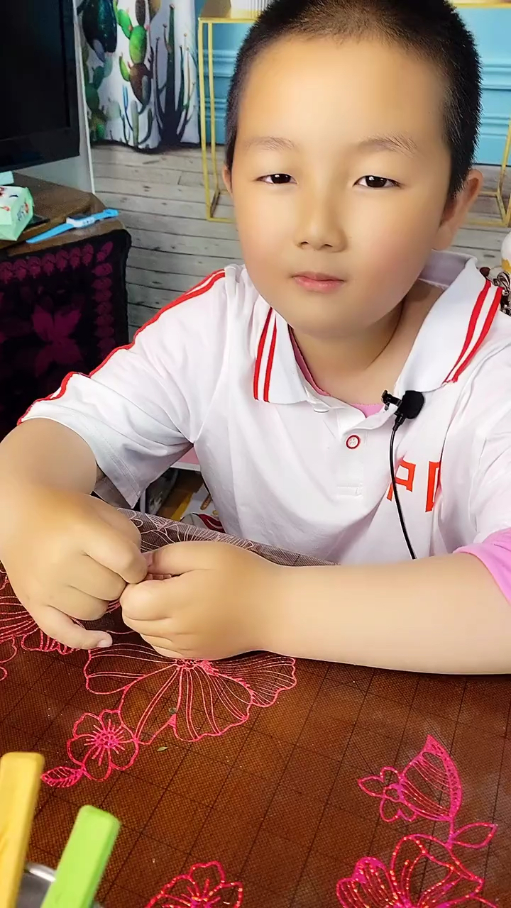 这个小孩真是饿鸡眼了,把勺子也给吃了