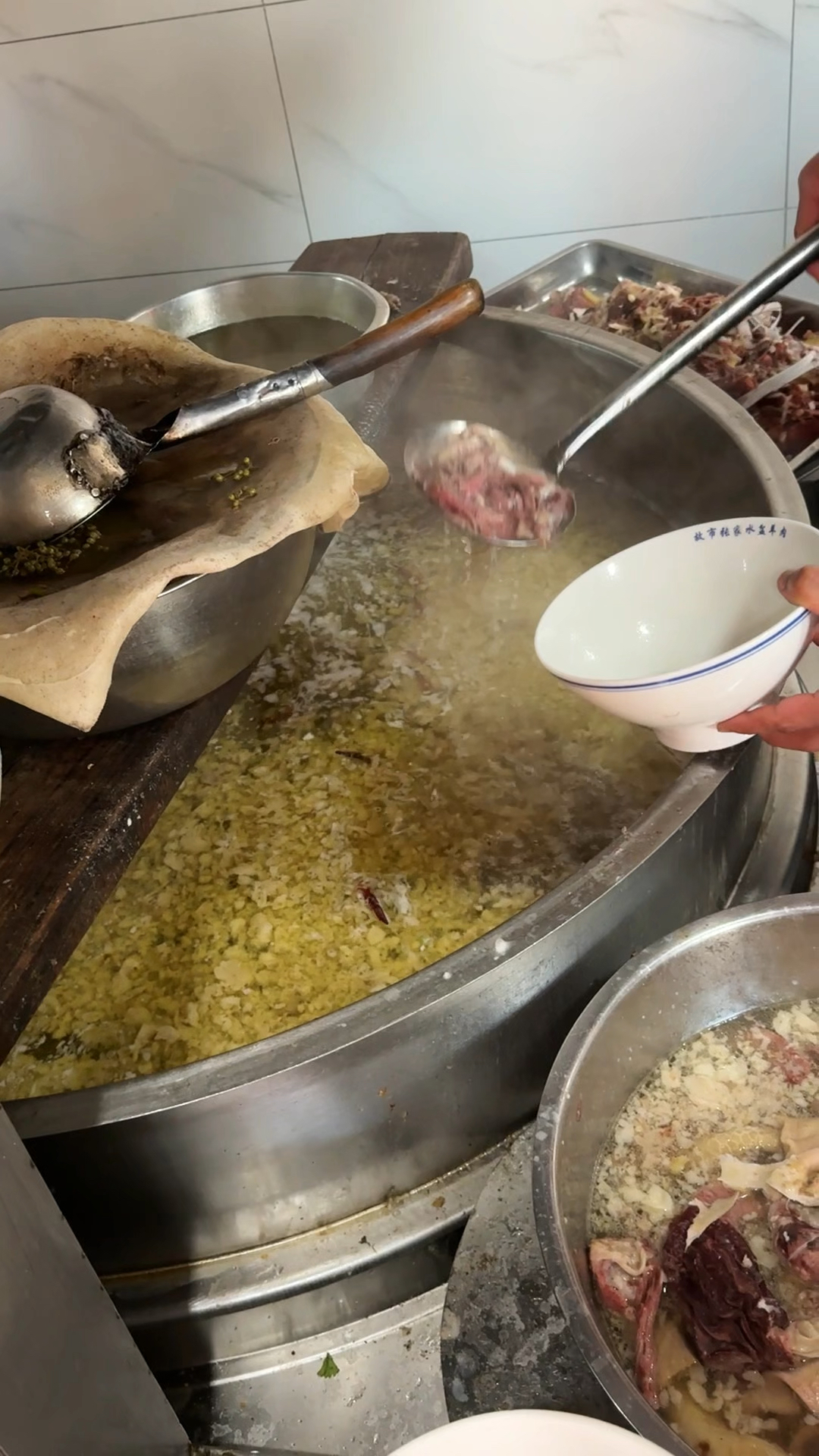 陕西特色美食水盆羊肉,25一碗,碗大如盆,这么大一碗值不值不