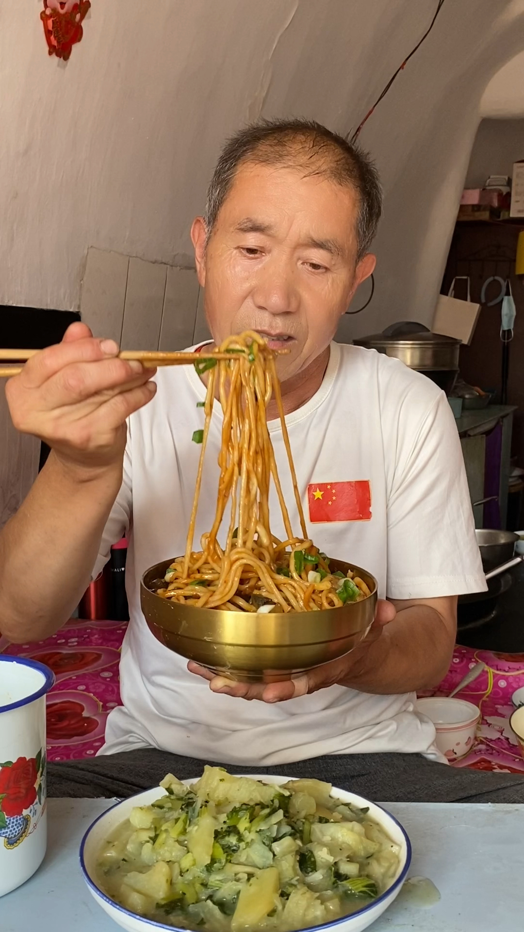农家茄子打卤面,裹满酱汁的面条筋道入味,做法简单方便