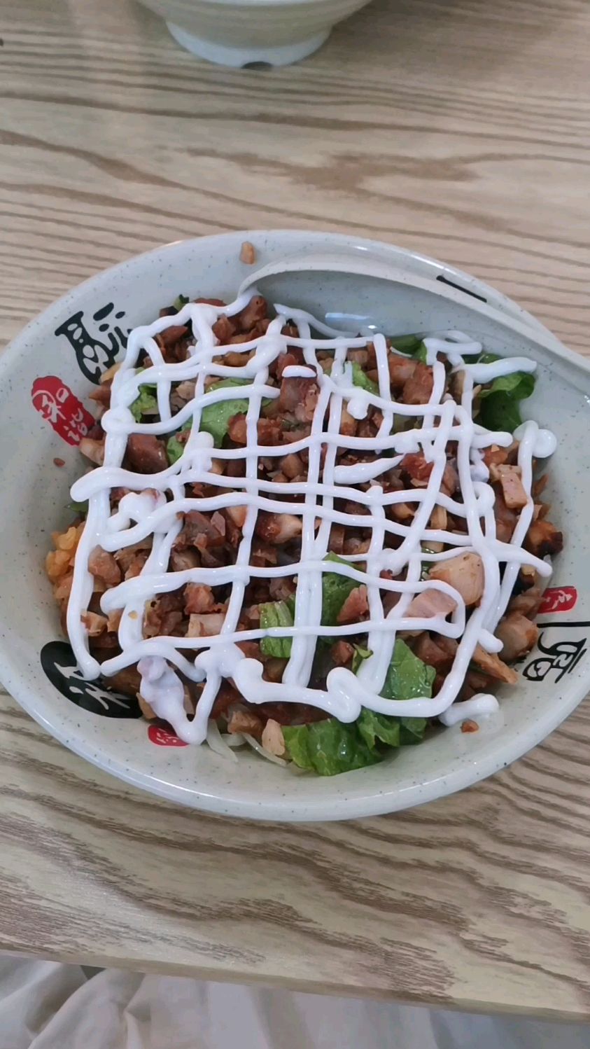 新开的烤肉店,点一碗孜然烤肉饭尝一尝!