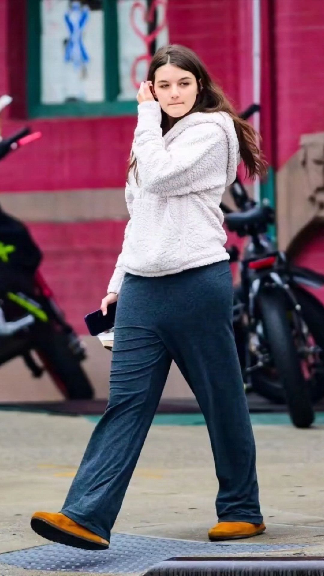 阿汤哥的女儿苏瑞街拍很吸睛,白色连帽卫衣+灰色阔腿裤,松弛时髦