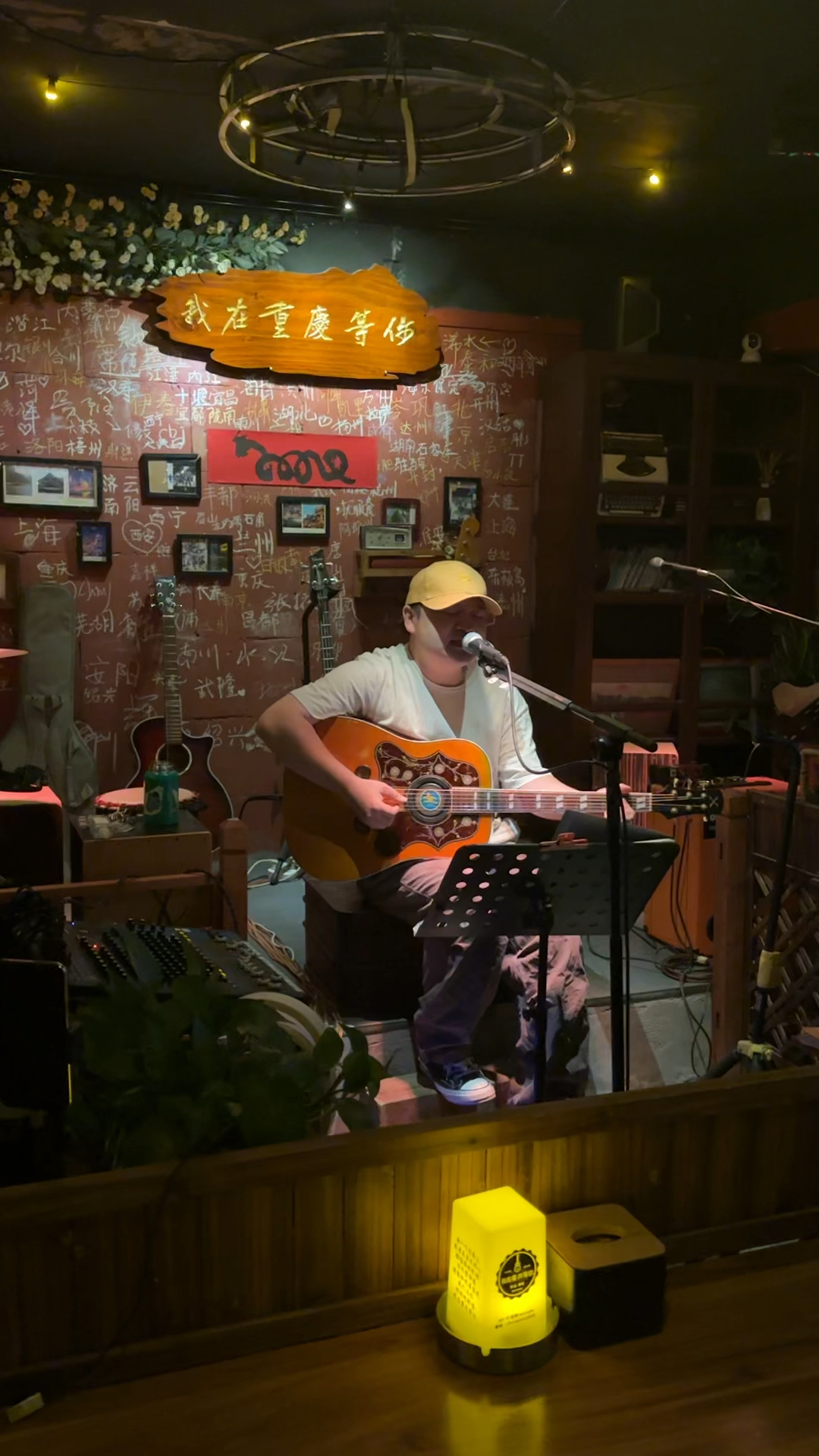 来重庆旅游的朋友也千万不要错过来重庆的小清吧听听音乐享受惬意