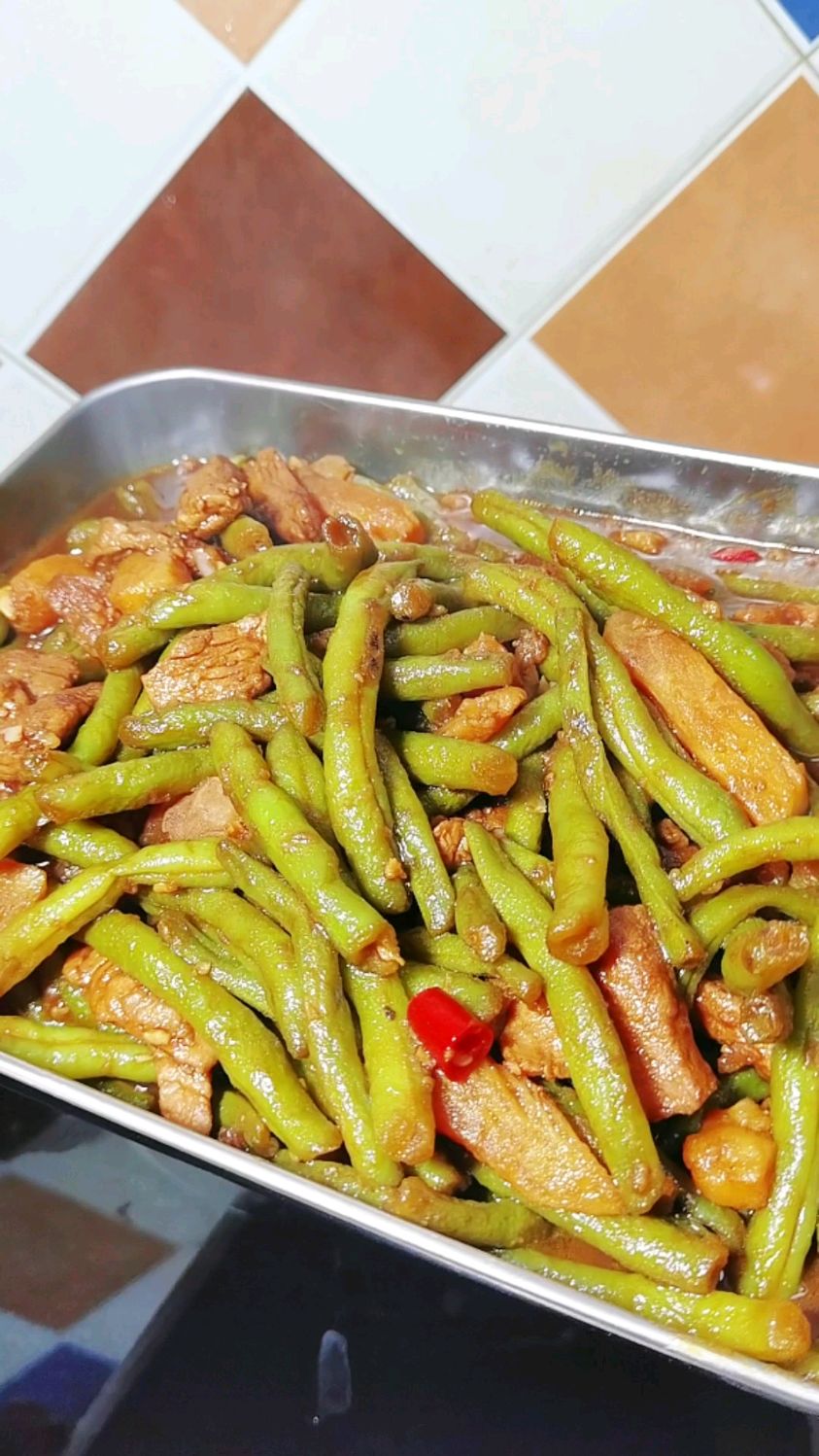 猪肉炖豆角经典家常菜 把肉提前腌制十分钟口感很嫩