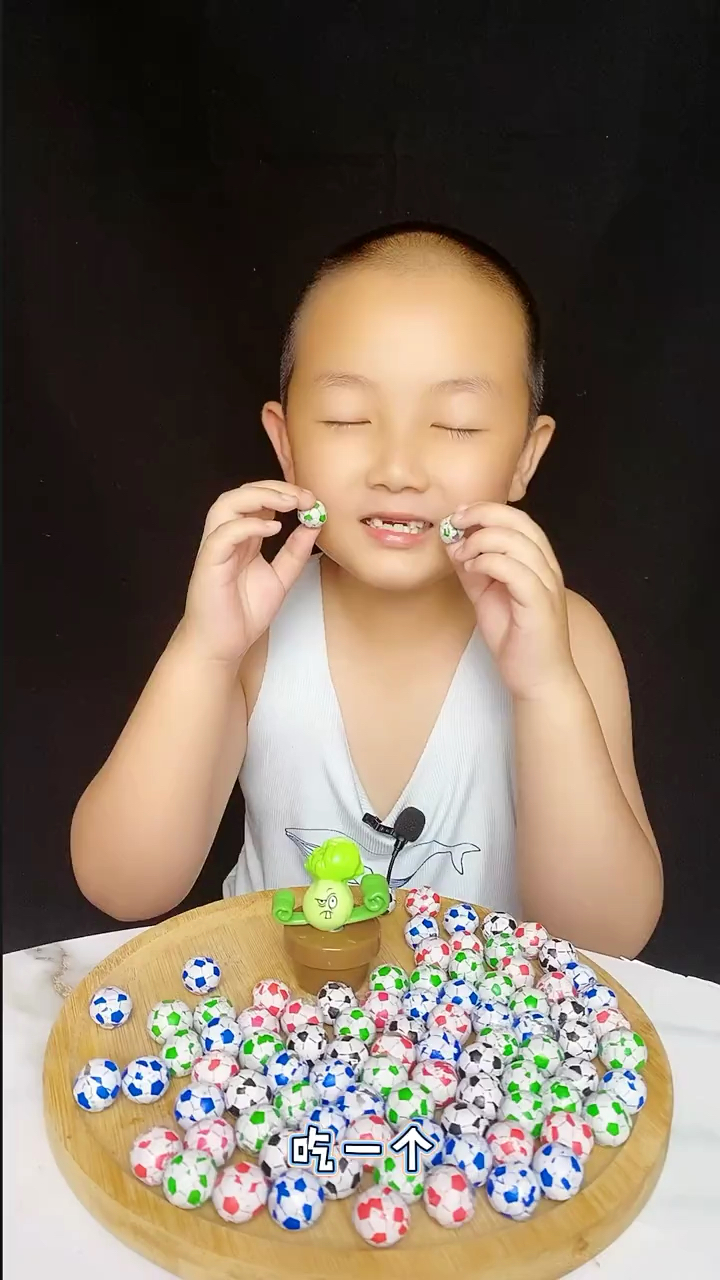 这个足球巧克力让他们踢球