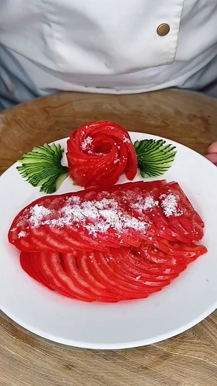 西红柿花式改刀摆盘,再撒上糖,老好吃了。