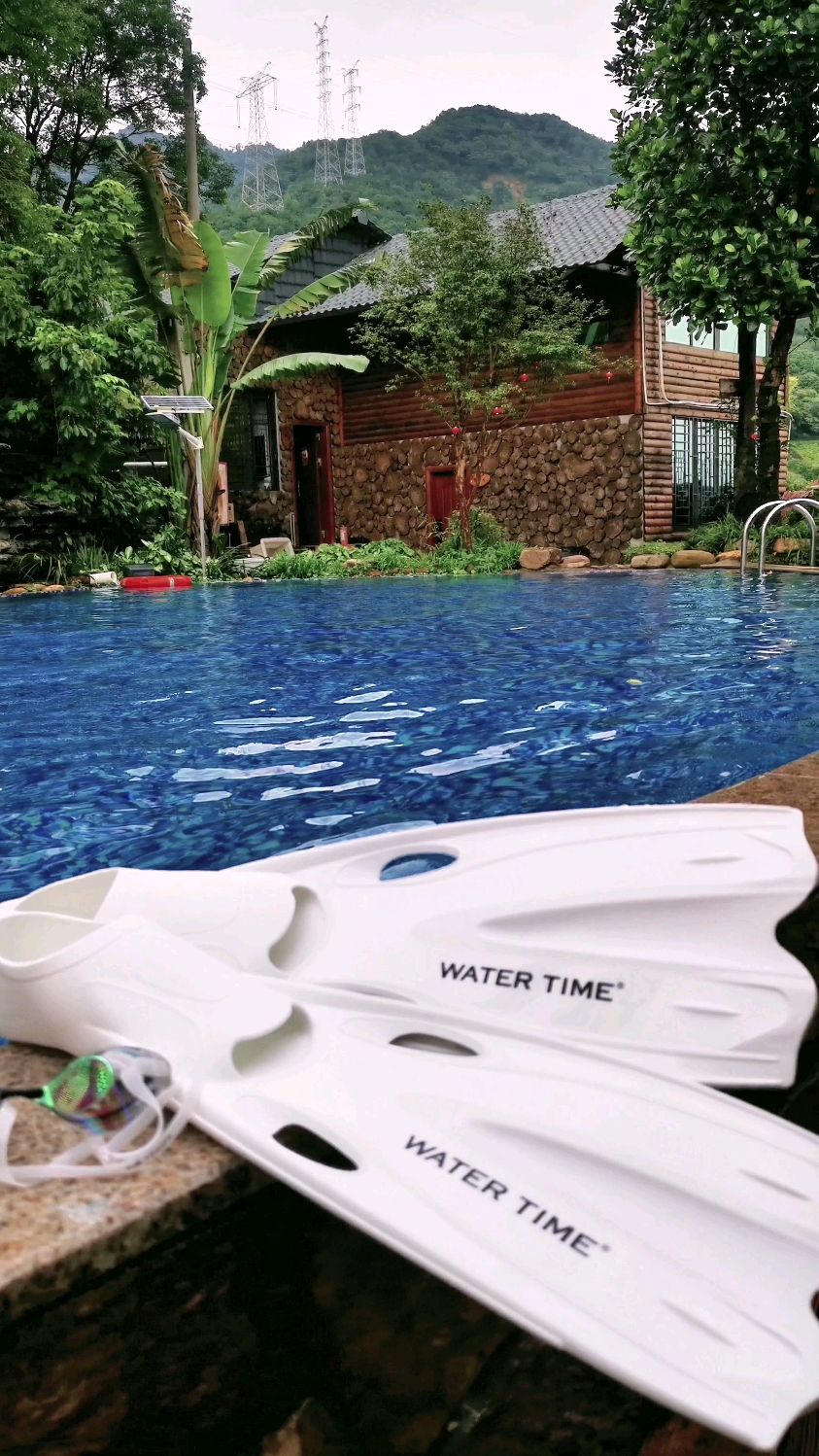 穿上脚蹼体验飞一般的感觉,体验潜水的乐趣,这个夏天快乐加倍