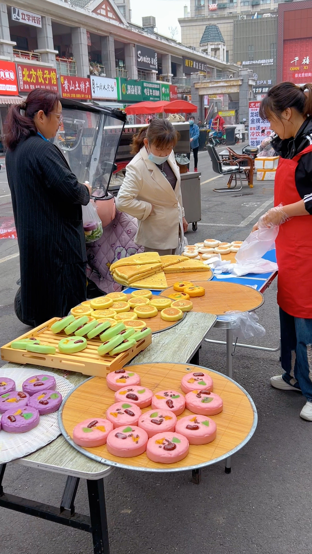 我姓赵,在南京摆地摊卖果蔬饼,靠着这个手艺日子总算安定下来了
