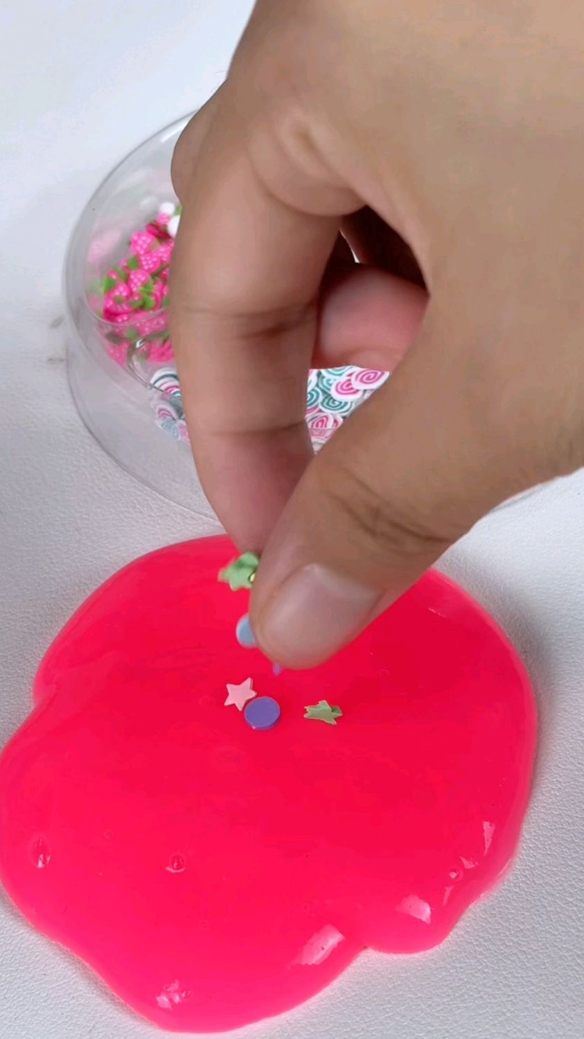 橘子妹拿彩泥包饺子