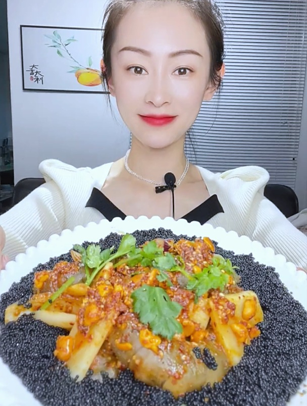 黑色鱼籽配生腌凉拌大虾