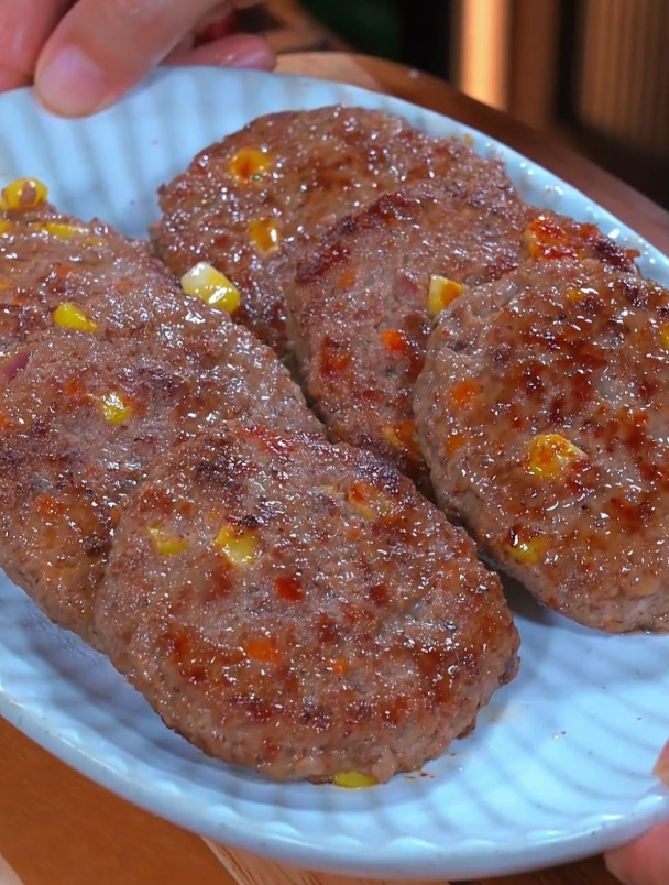 孩子的早餐要吃得有营养,妈妈都会做这个黑椒牛肉饼