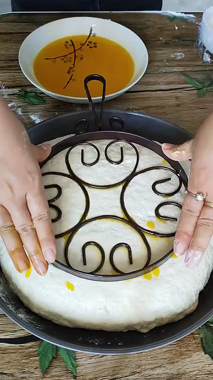 自己在家做花样面食。