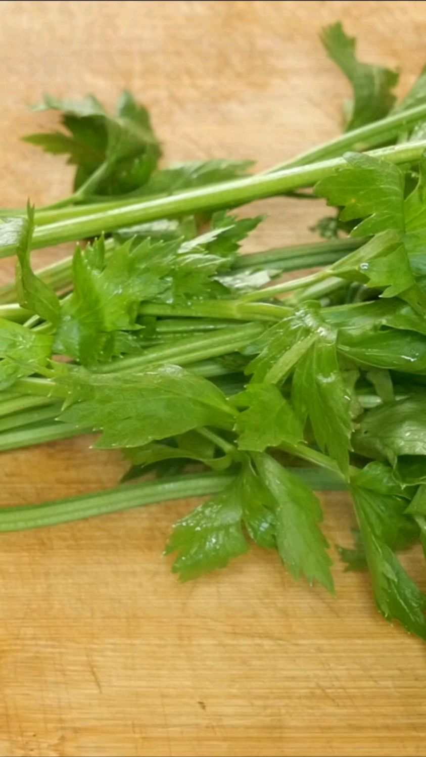 芹菜馅饺子教你这样做,做法简单,百吃不腻