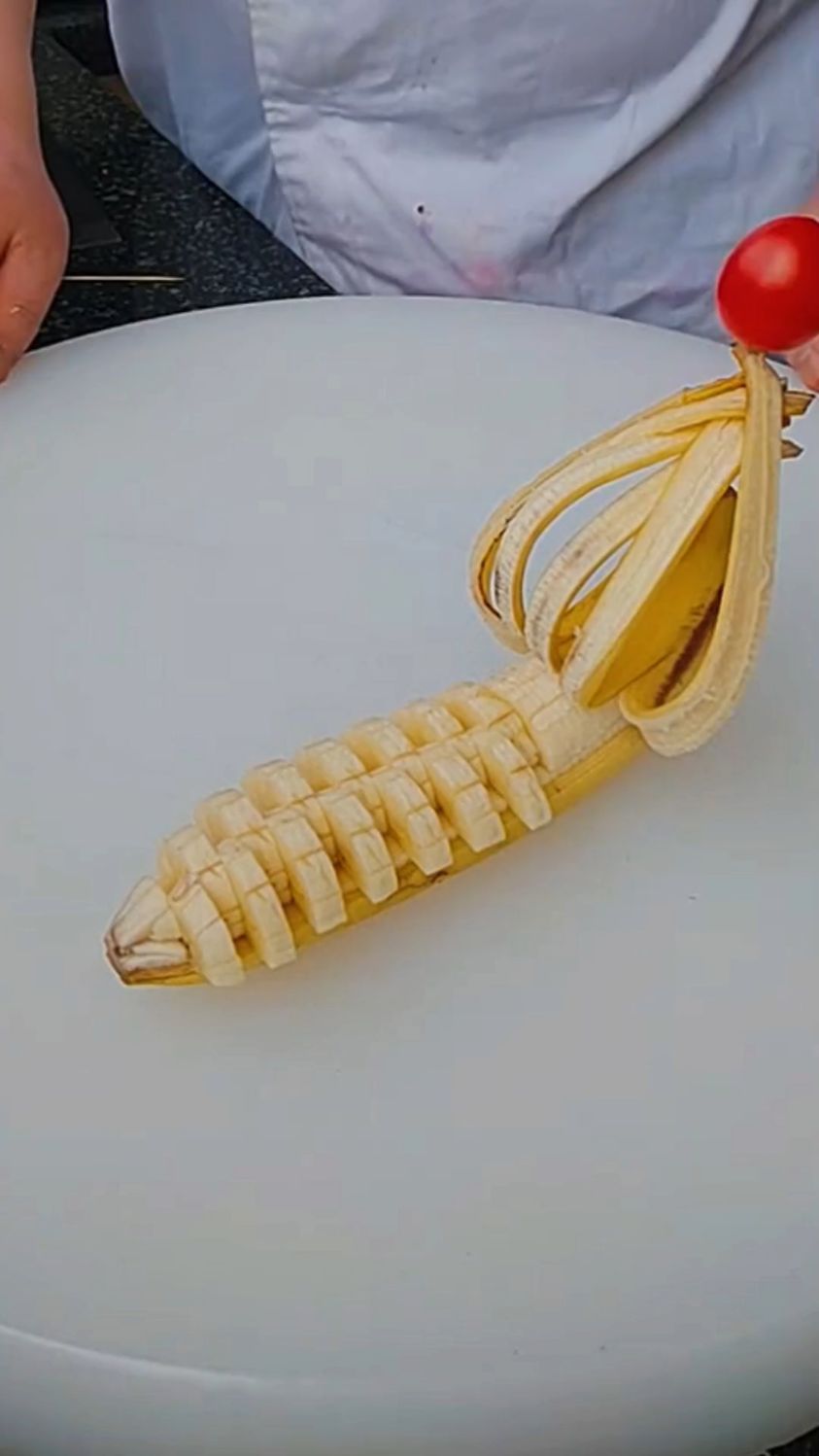 香蕉花式摆盘的做法。