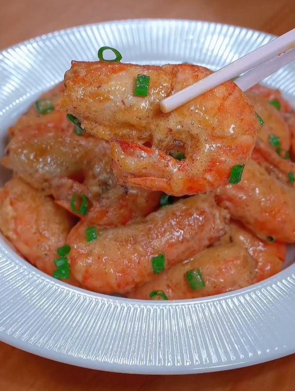 不知道吃什么就做咸蛋黄焗罗氏虾,咸鲜入味,非常好吃