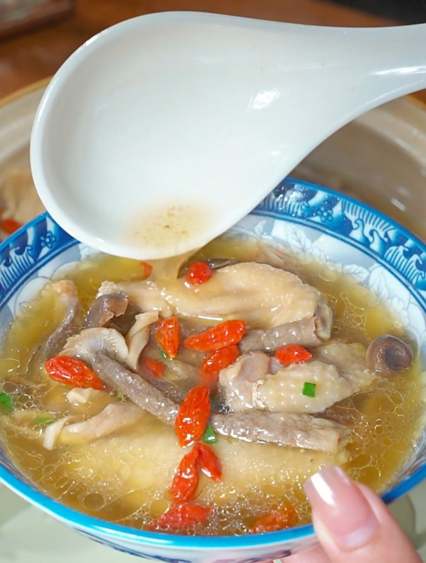 暑假孩子在家,你就像我这样做一道鹿茸菇炖鸡汤,好喝又营养
