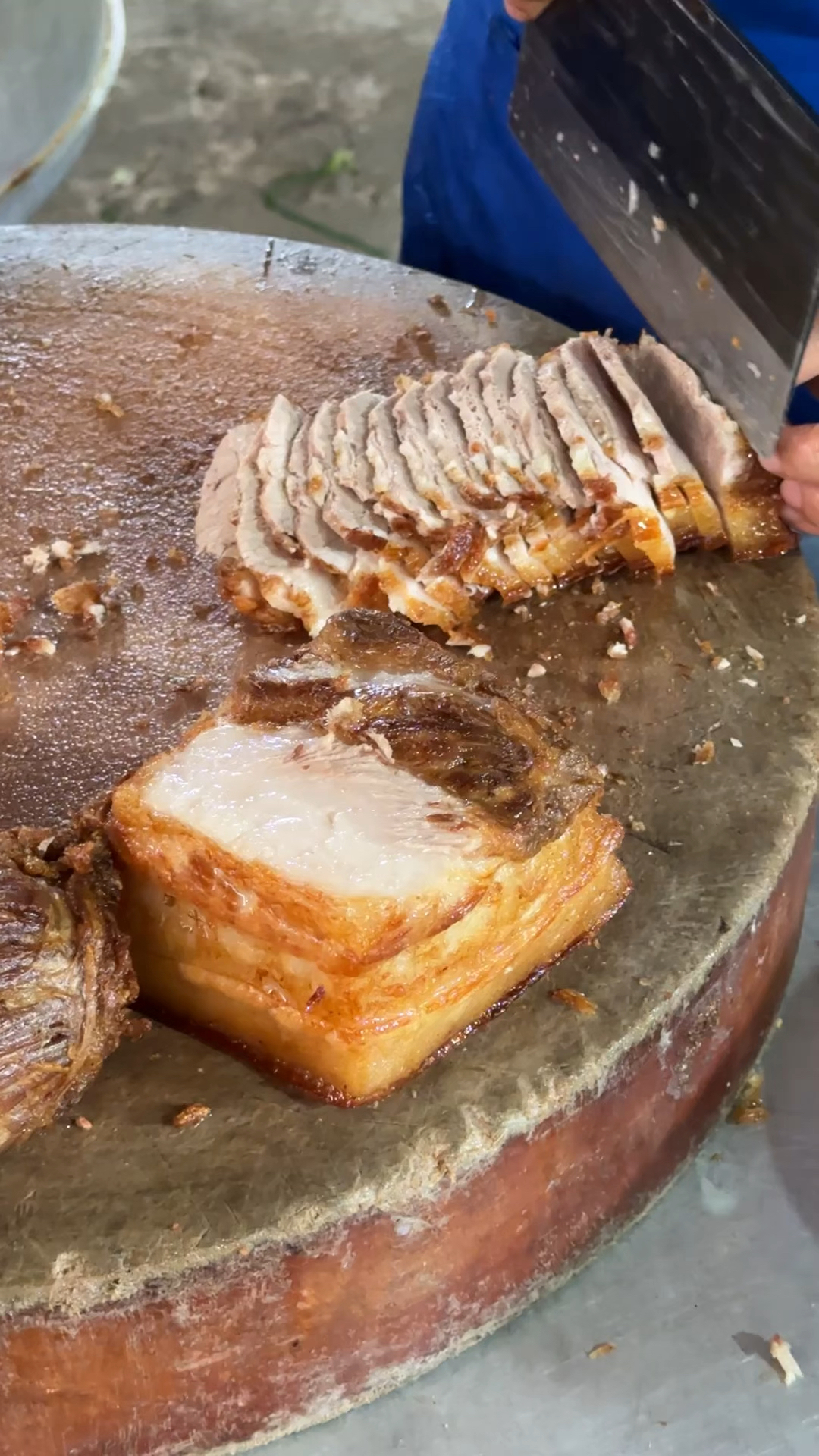 云南昆明农家酒席,大片猪肉
