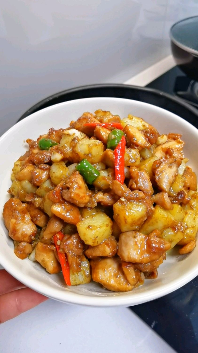 两个土豆,两个鸡腿,大火一炒香迷糊了