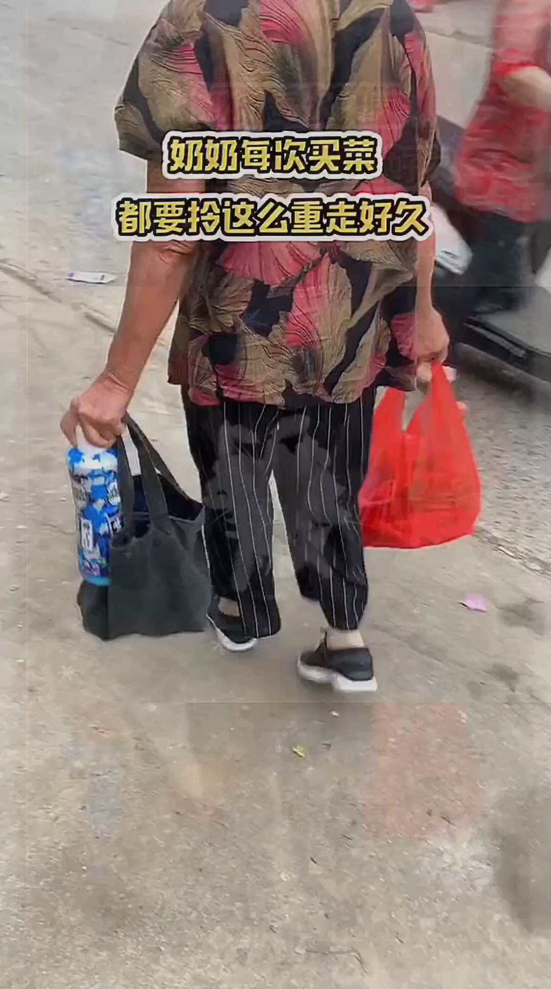奶奶老了买菜走一会歇一会,给她买了个折叠包,有轮子可以拖着走
