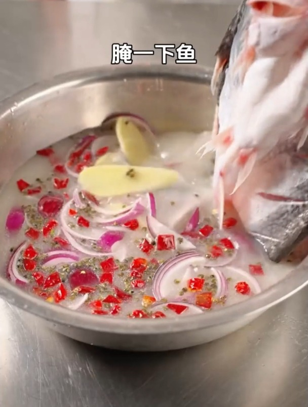 夜宵店招牌香辣炭火烤鱼,做法比泡面还简单厨房大佬酱料一酱成菜
