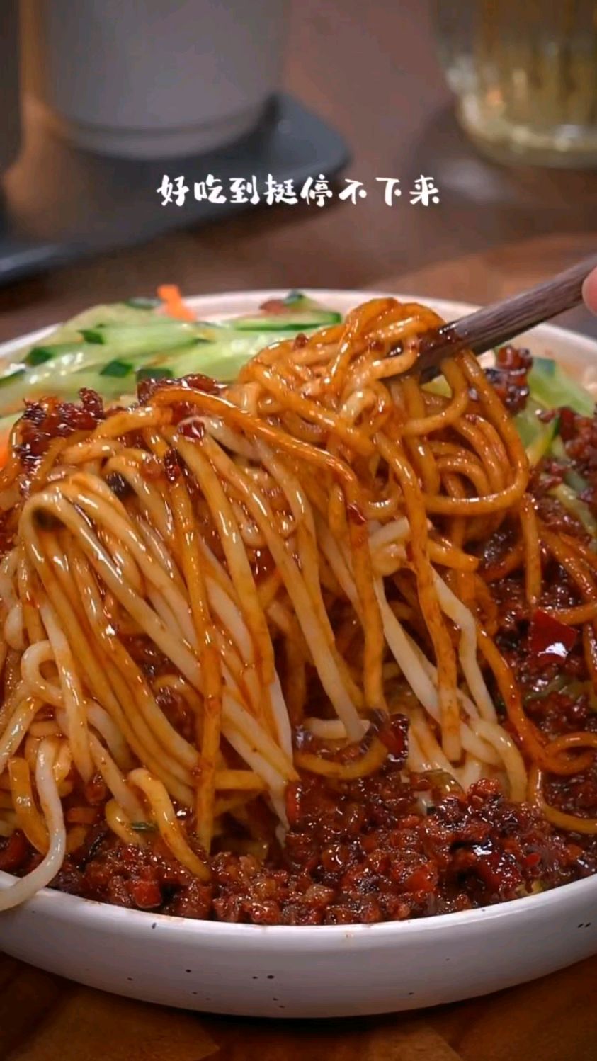 做香菇肉酱。有人说该放水,有人说该放油,你们觉得呢?