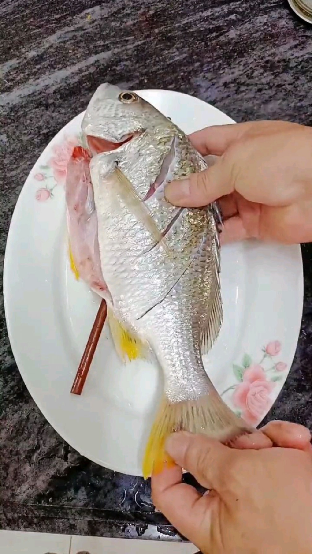 清蒸黄腊鱼简单的做法保持它的鲜味十足一斤重腊鱼蒸六分钟就可以