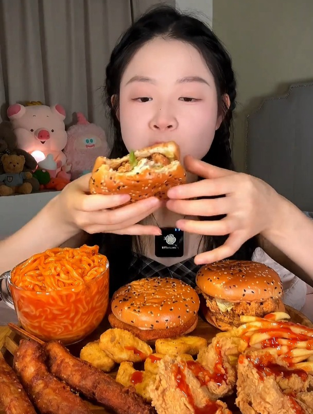 华莱士 点了一个葫芦全家福,配了一杯火鸡面,太过瘾啦