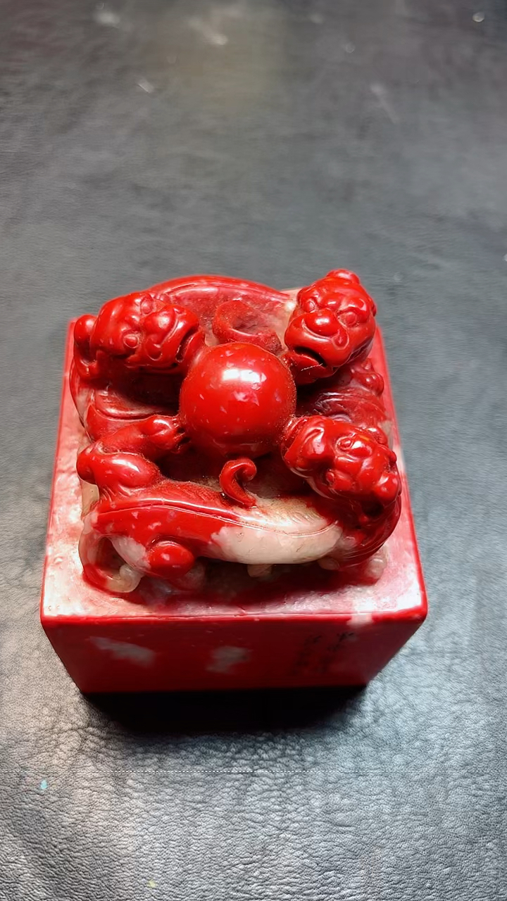 精品鸡血石,狮子滚绣球