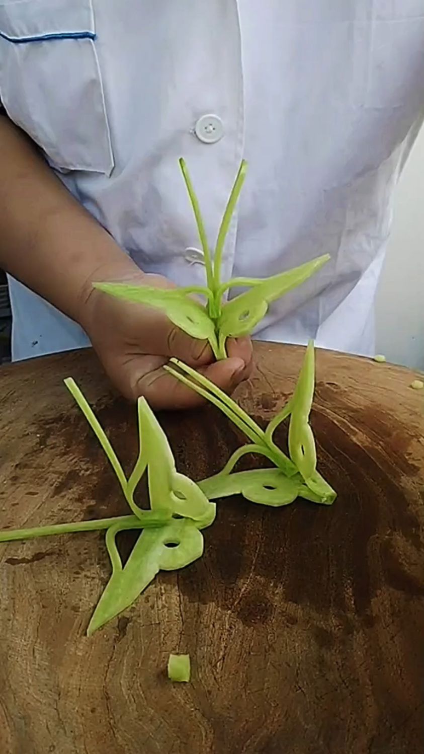 用萝卜改刀成蝴蝶形状的摆盘,多漂亮。