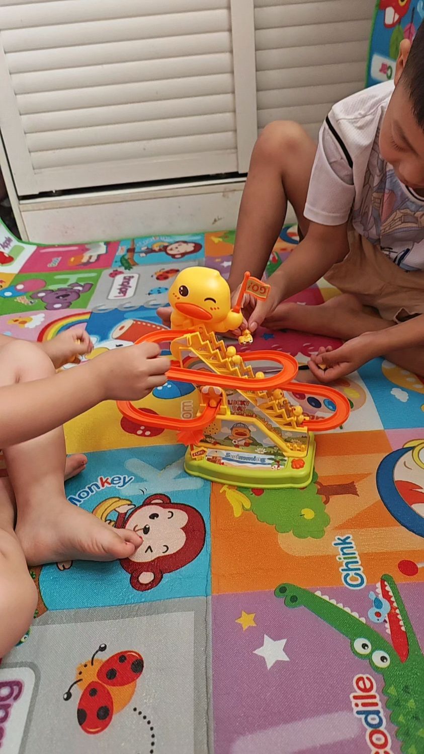 小黄鸭爬楼梯玩具