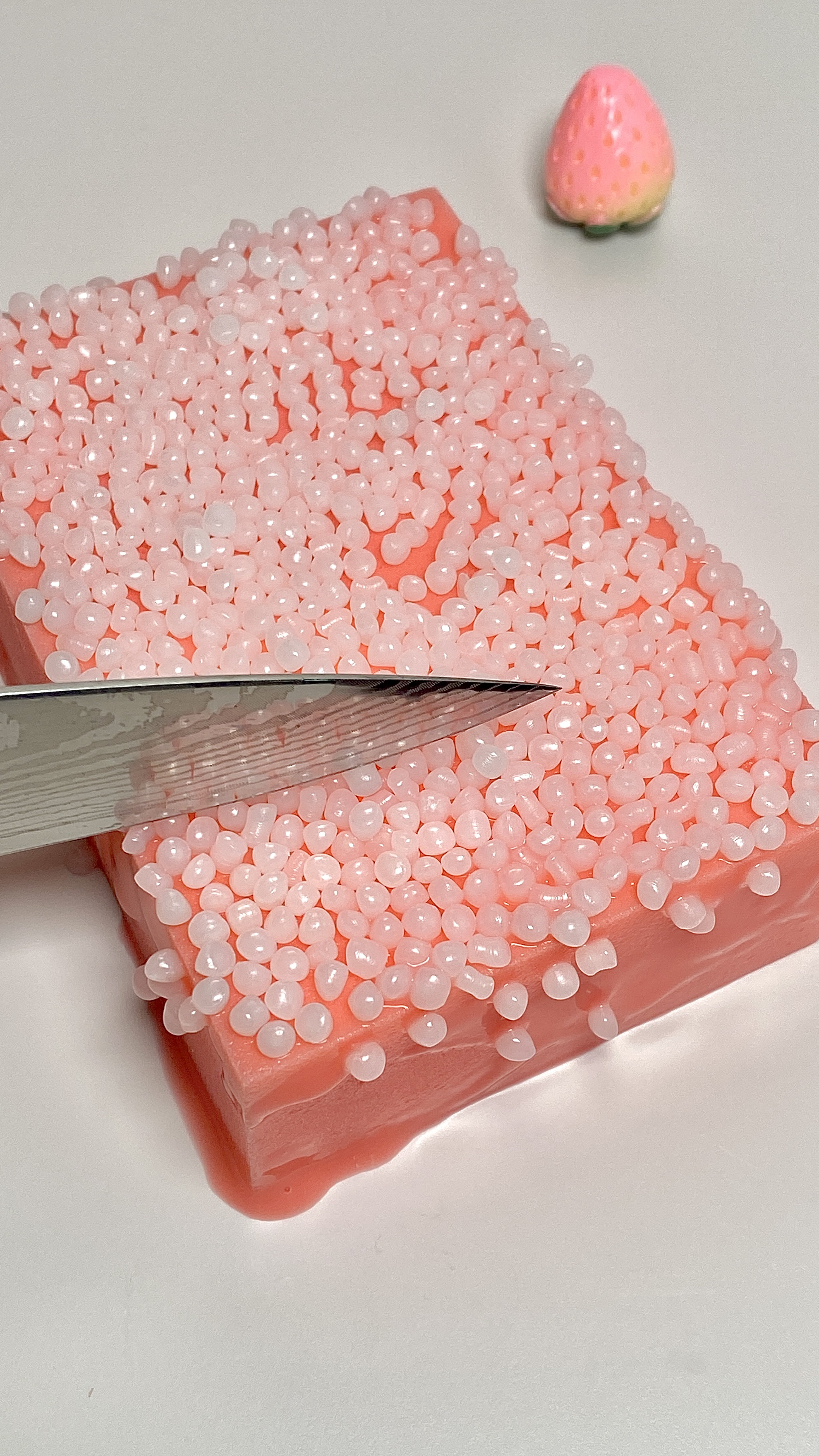 切一块草莓珍珠蛋糕