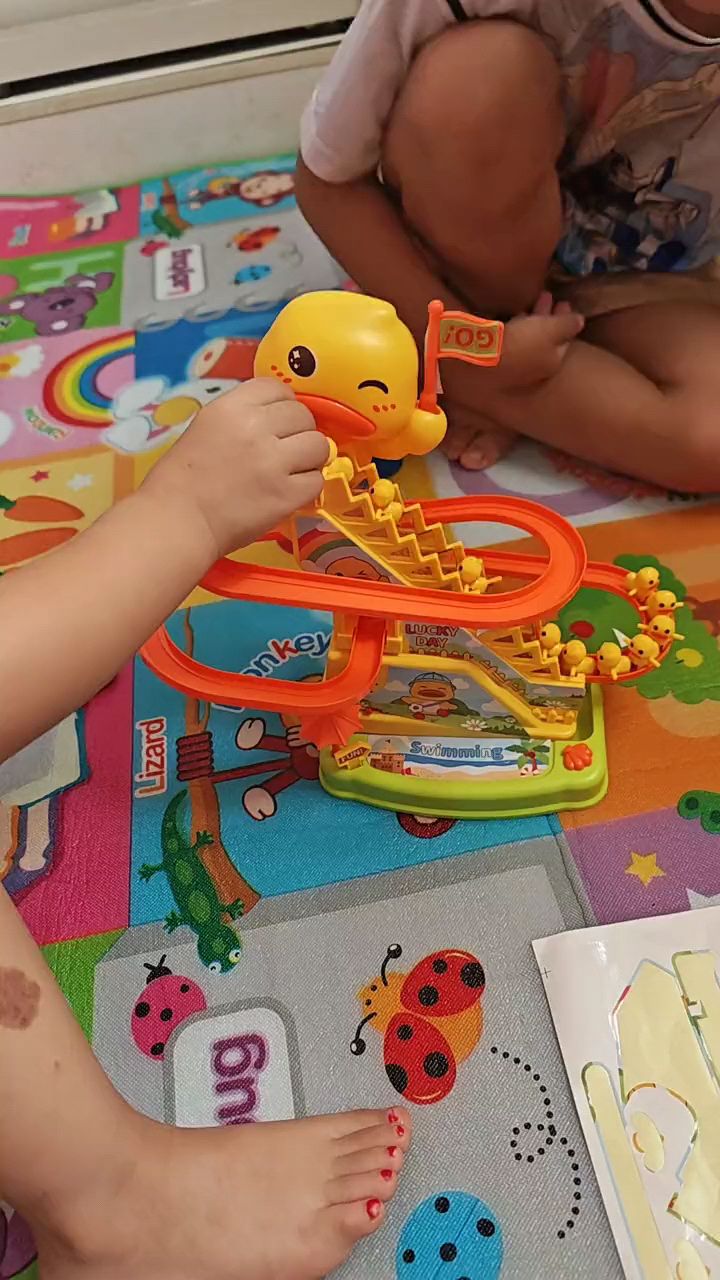 小黄鸭爬楼梯玩具真好玩