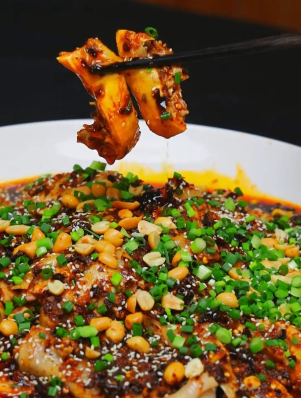 非常受欢迎的凉菜口水鸡,方法很详细,麻辣鲜香,肉质Q弹!