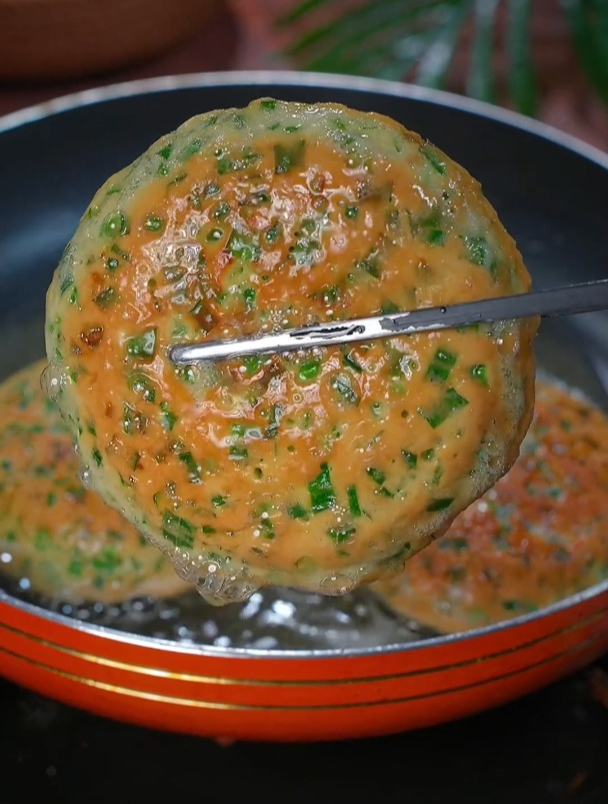 教大家韭菜鸡蛋饼的做法,外酥里嫩,超好吃
